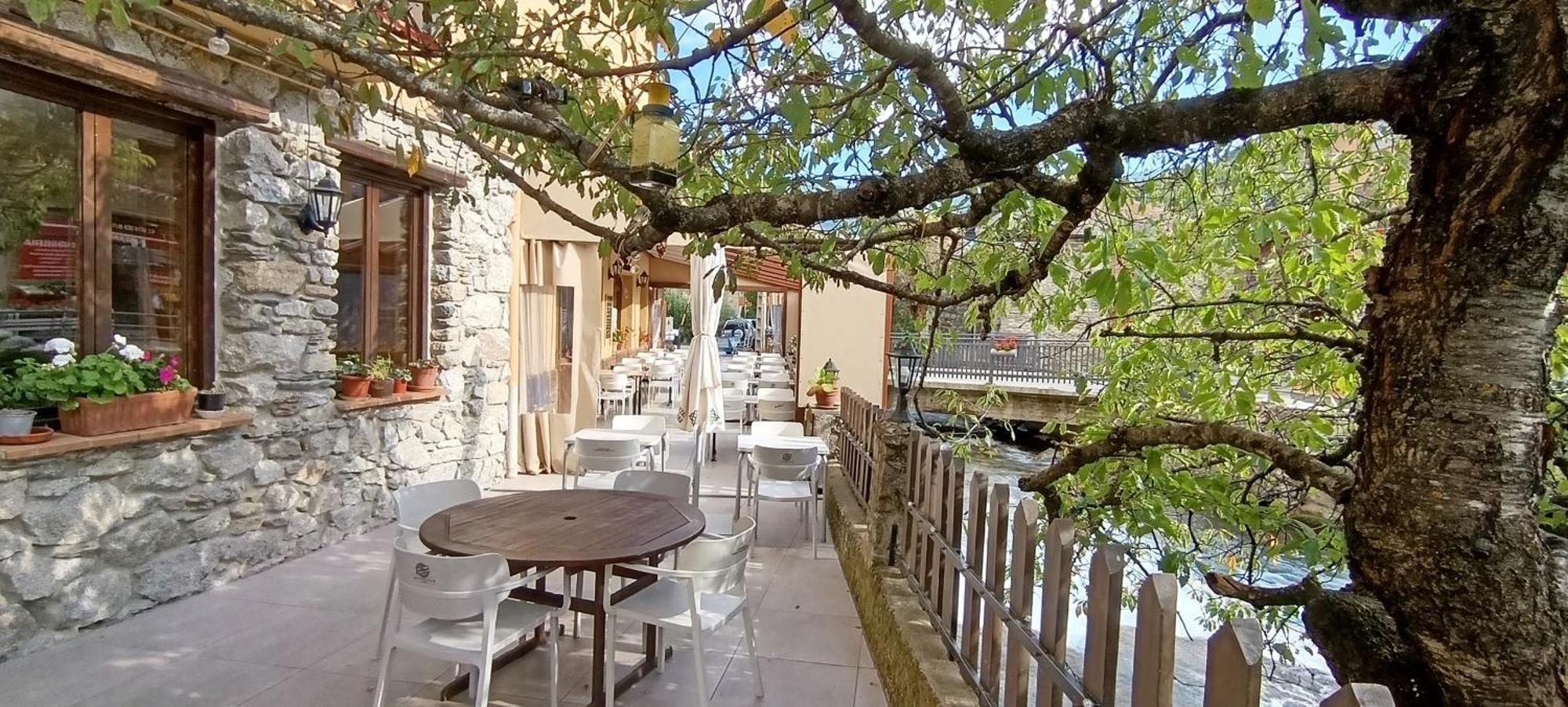 Saurat Hotel